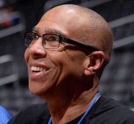 2025 赛季回顾：大谷翔平在夺冠庆典上高举爱犬 Dekopin 的画面获选年度“最温馨时刻”