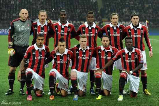 前锋关键时刻破门，球队士气高涨