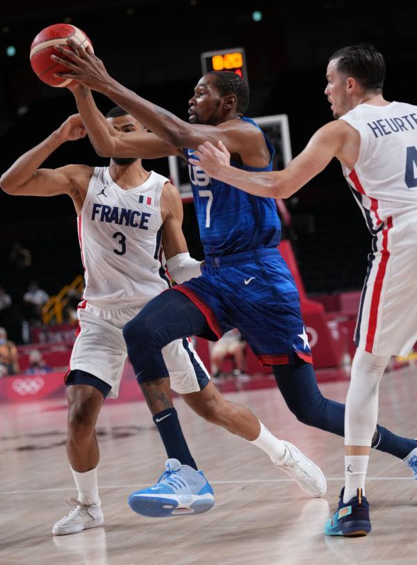 当时巨能飞！不知道现在的乔治还能不能做这个360度扣篮了