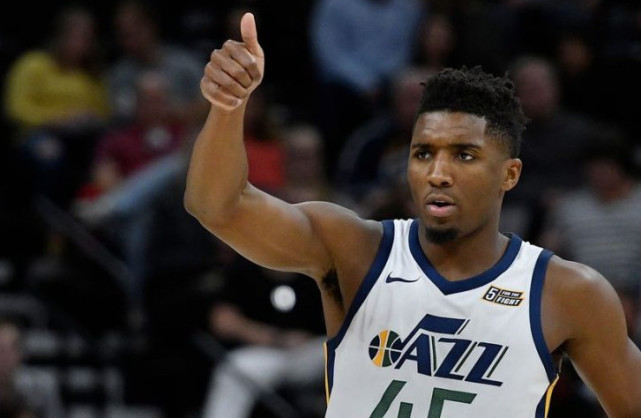 门将扑出点球，全场掌声雷动