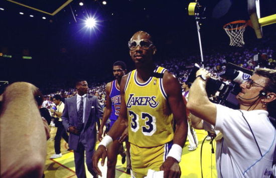 为什么打者打击前要在打击区踢土